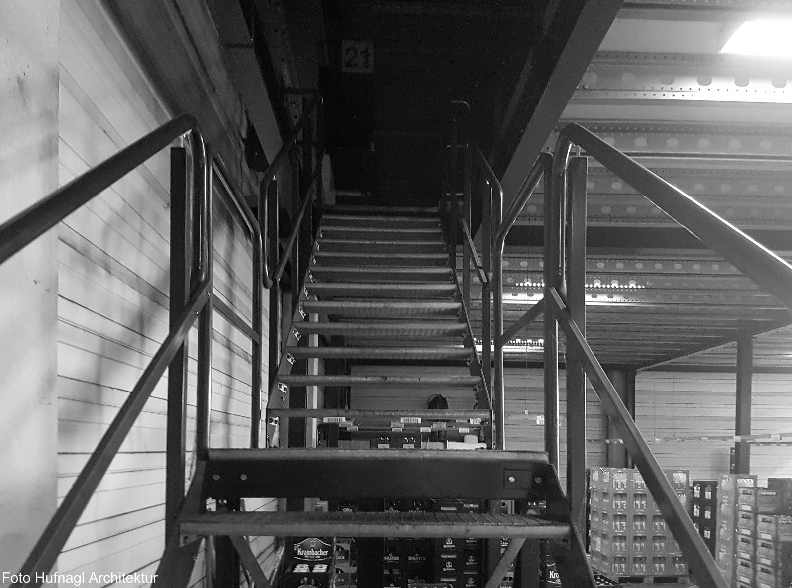 Neubau einer Stahlbühne Detail Treppenaufgang